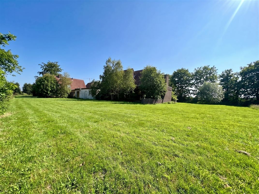 Te renoveren enorme villa (925 m² bewoonbaar) op 7874 m²