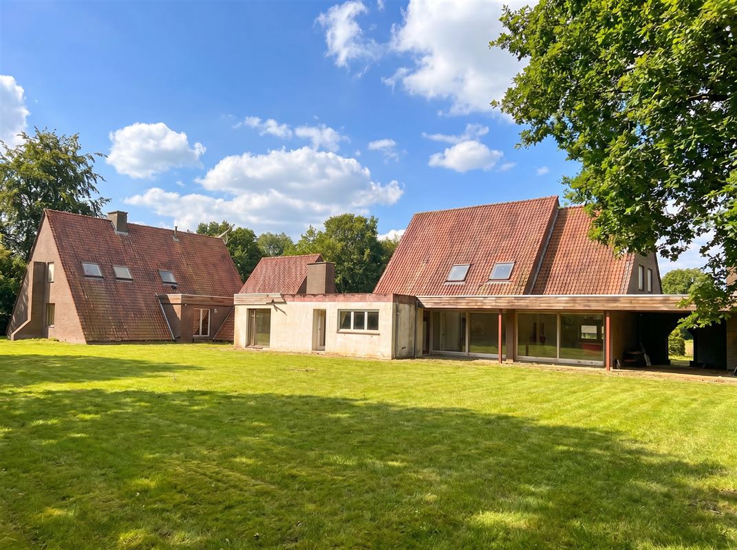 Te renoveren enorme villa (925 m² bewoonbaar) op 7874 m²