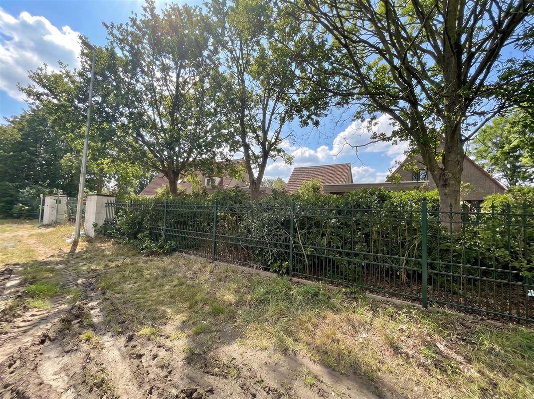 Te renoveren enorme villa (925 m² bewoonbaar) op 7874 m²