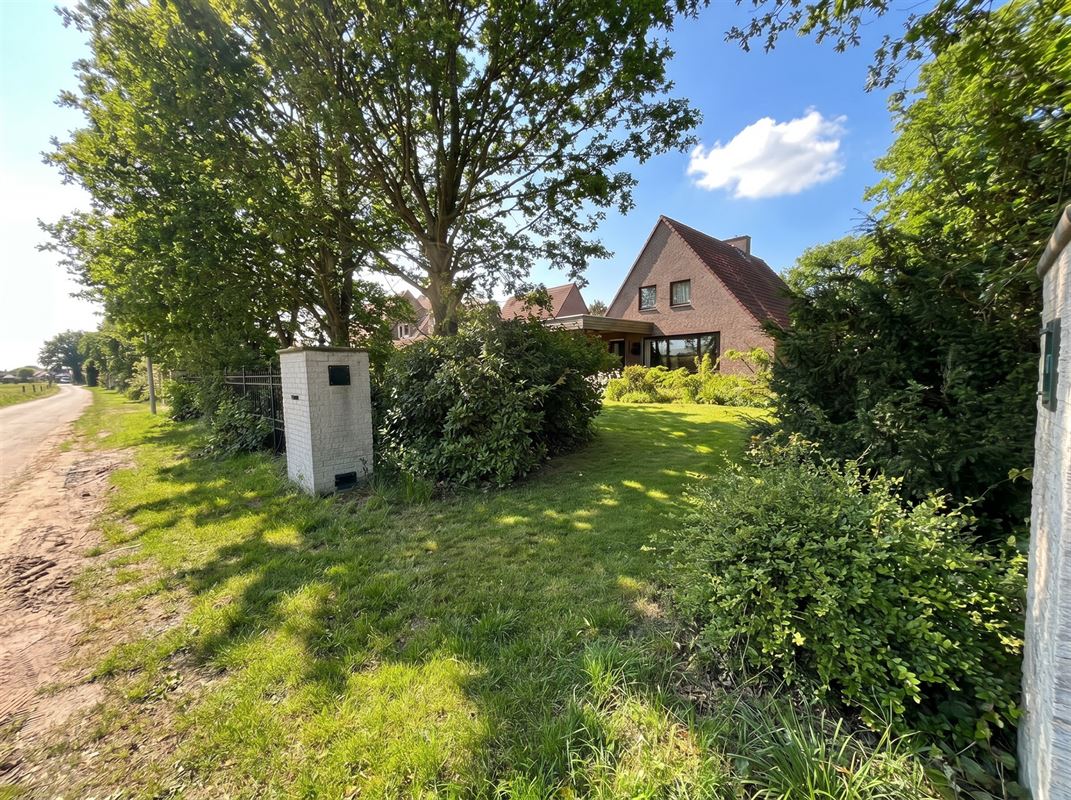 Te renoveren enorme villa (925 m² bewoonbaar) op 7874 m²