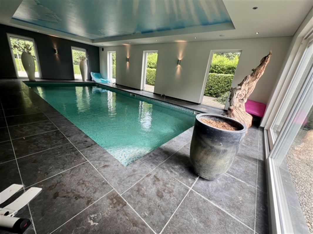 Villa met binnen en buitenzwembad