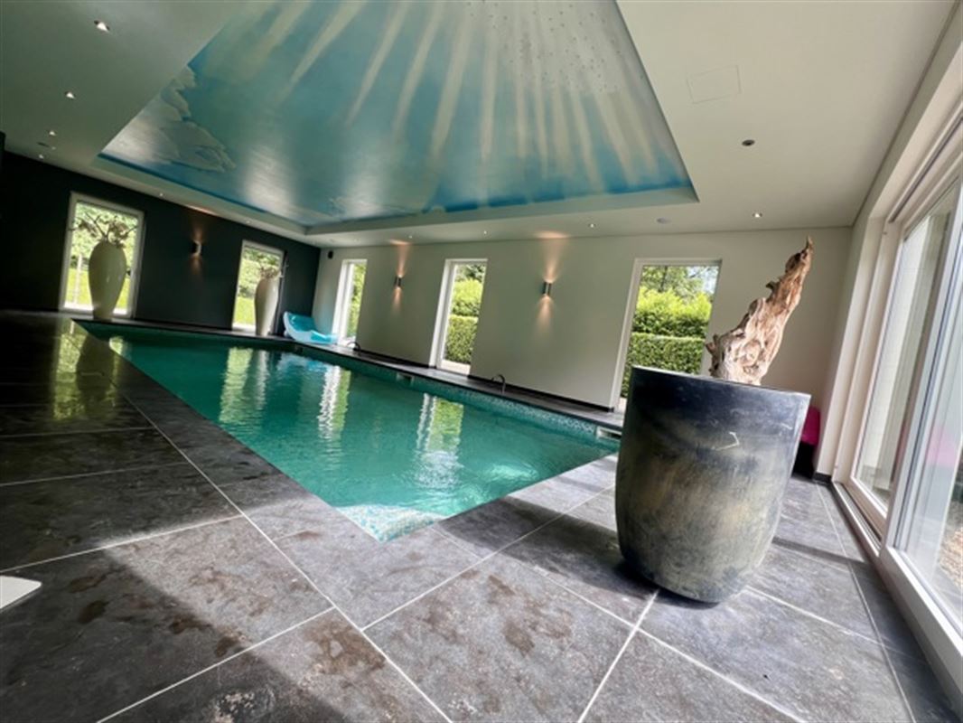 Villa met binnen en buitenzwembad