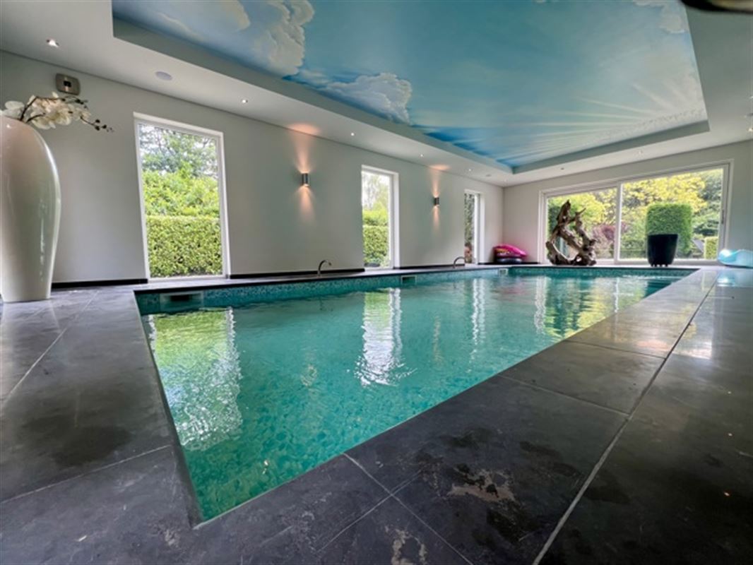 Villa met binnen en buitenzwembad