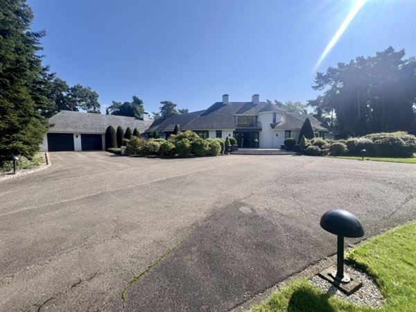 Statig landgoed met binnenzwembad op toplocatie