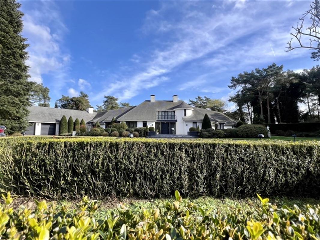 Statig landgoed met binnenzwembad op toplocatie