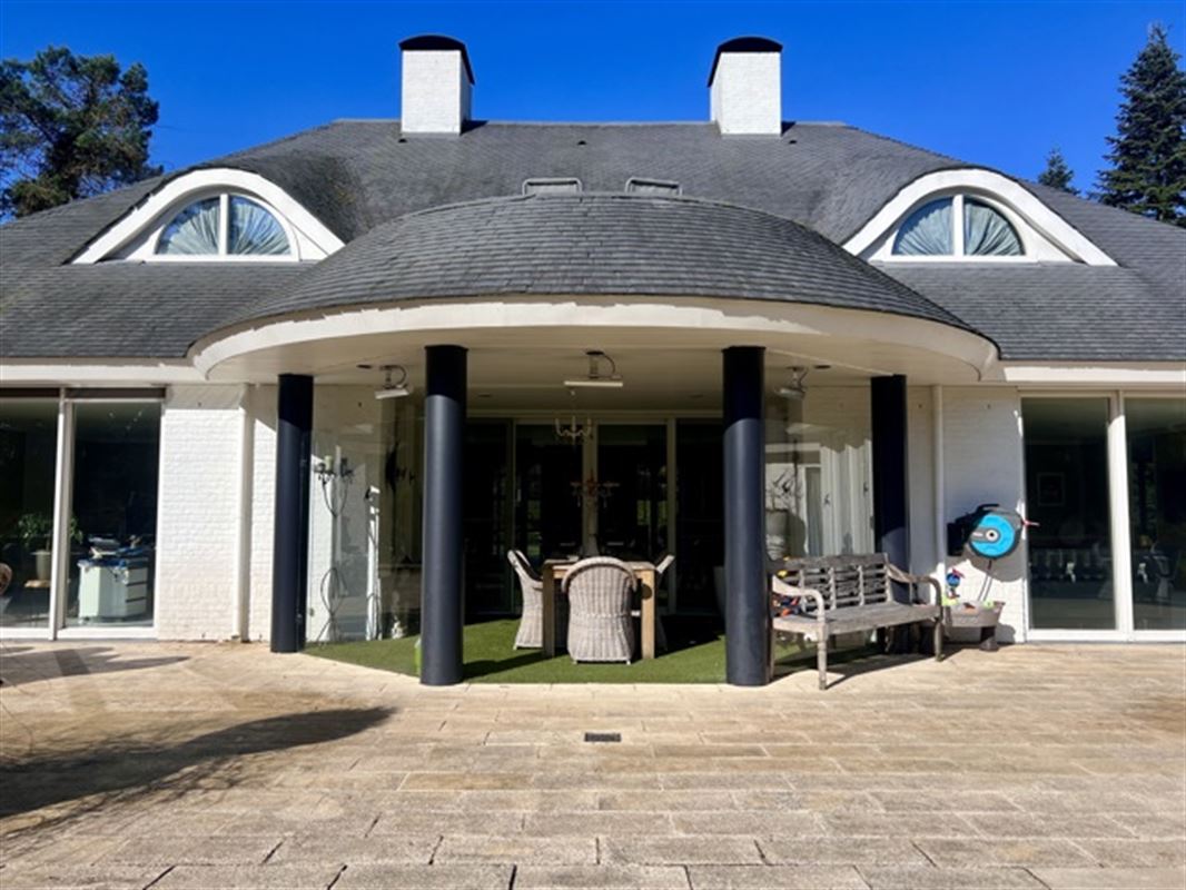 Statig landgoed met binnenzwembad op toplocatie