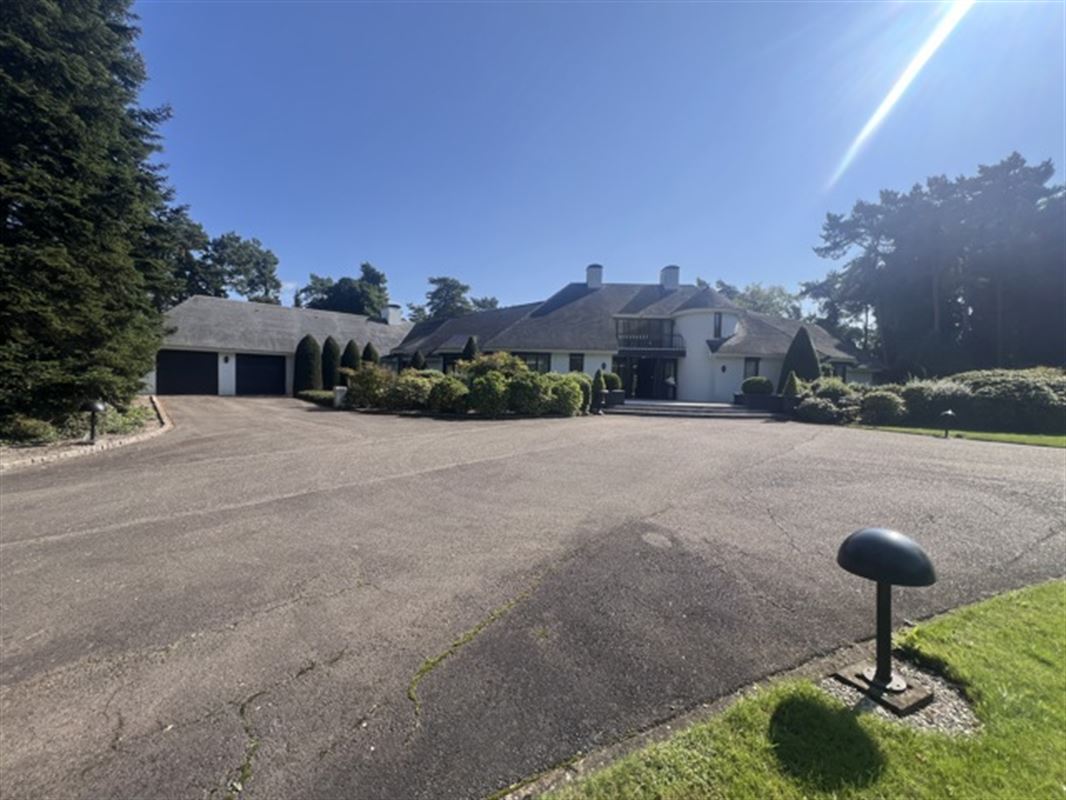 Statig landgoed met binnenzwembad op toplocatie