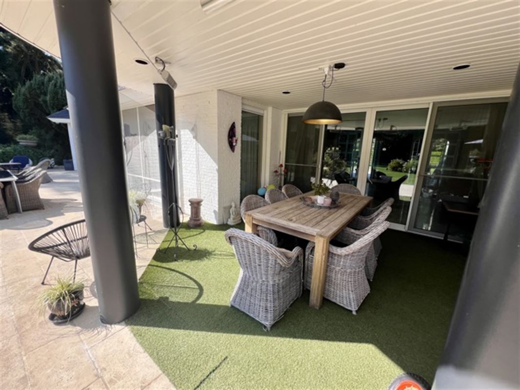 Statig landgoed met binnenzwembad op toplocatie