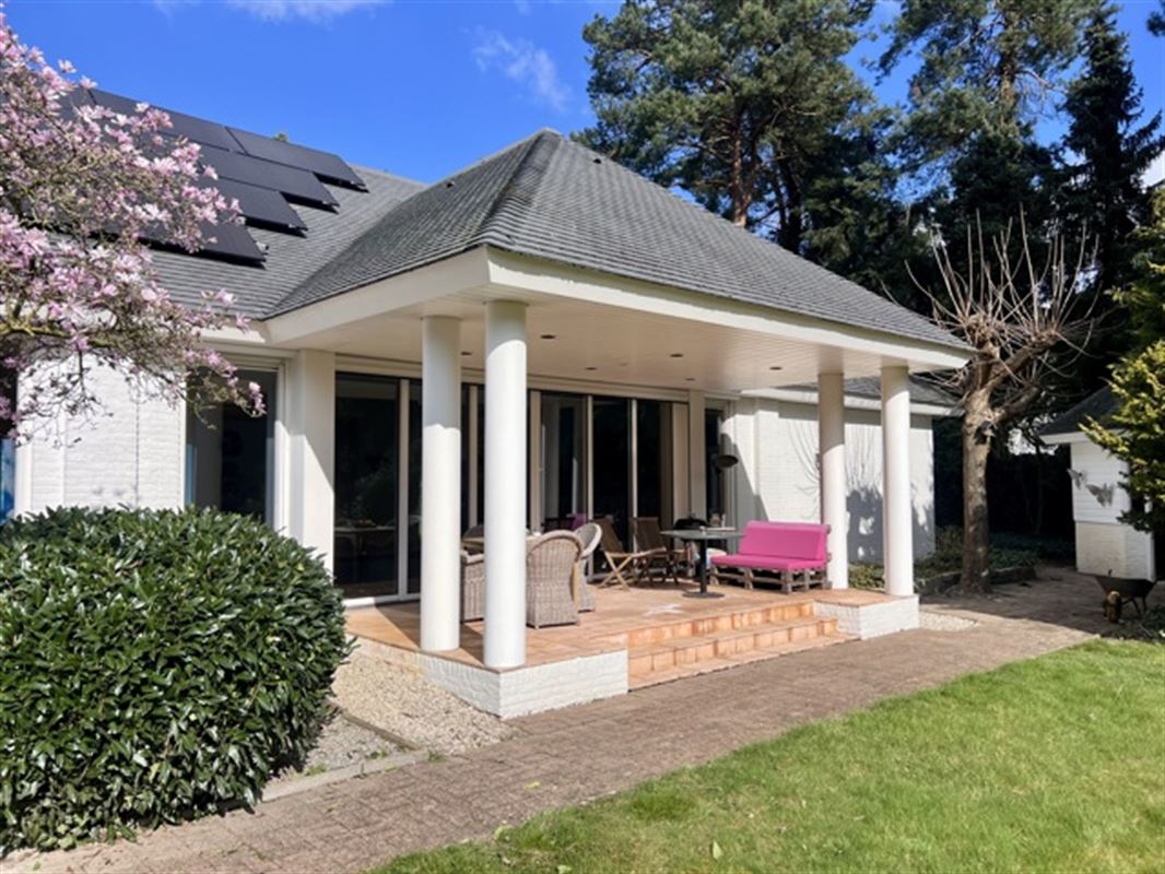Statig landgoed met binnenzwembad op toplocatie
