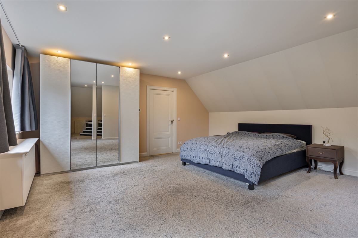 Bij NL grens residentiële villa met zwembad op 1.770 m²