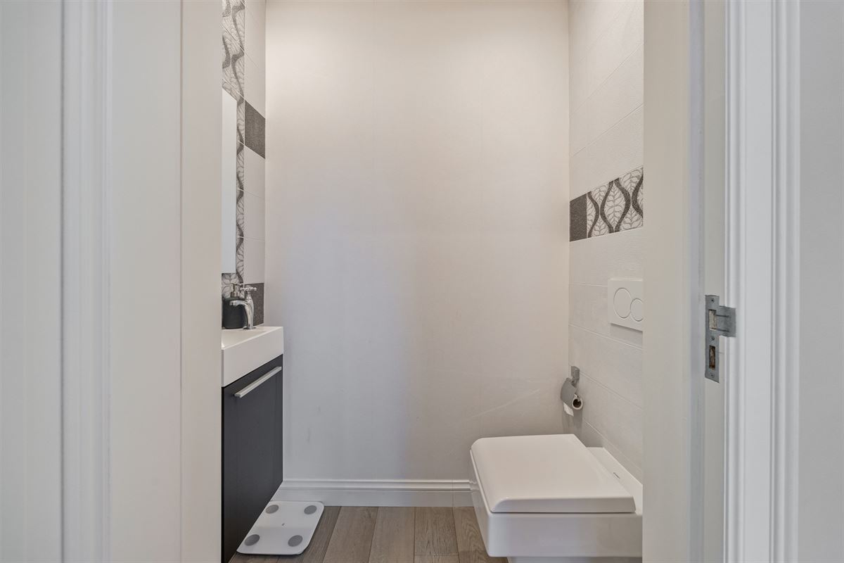 Bij NL grens residentiële villa met zwembad op 1.770 m²