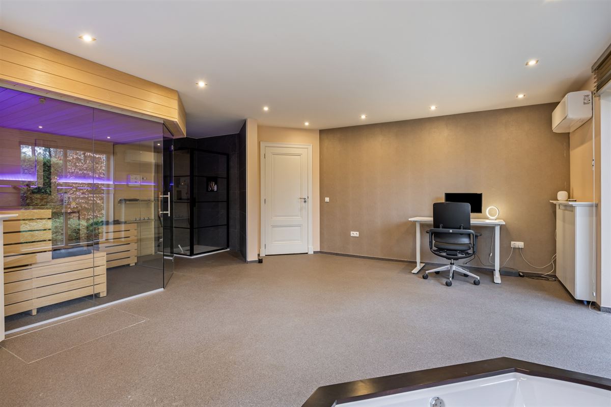 Bij NL grens residentiële villa met zwembad op 1.770 m²