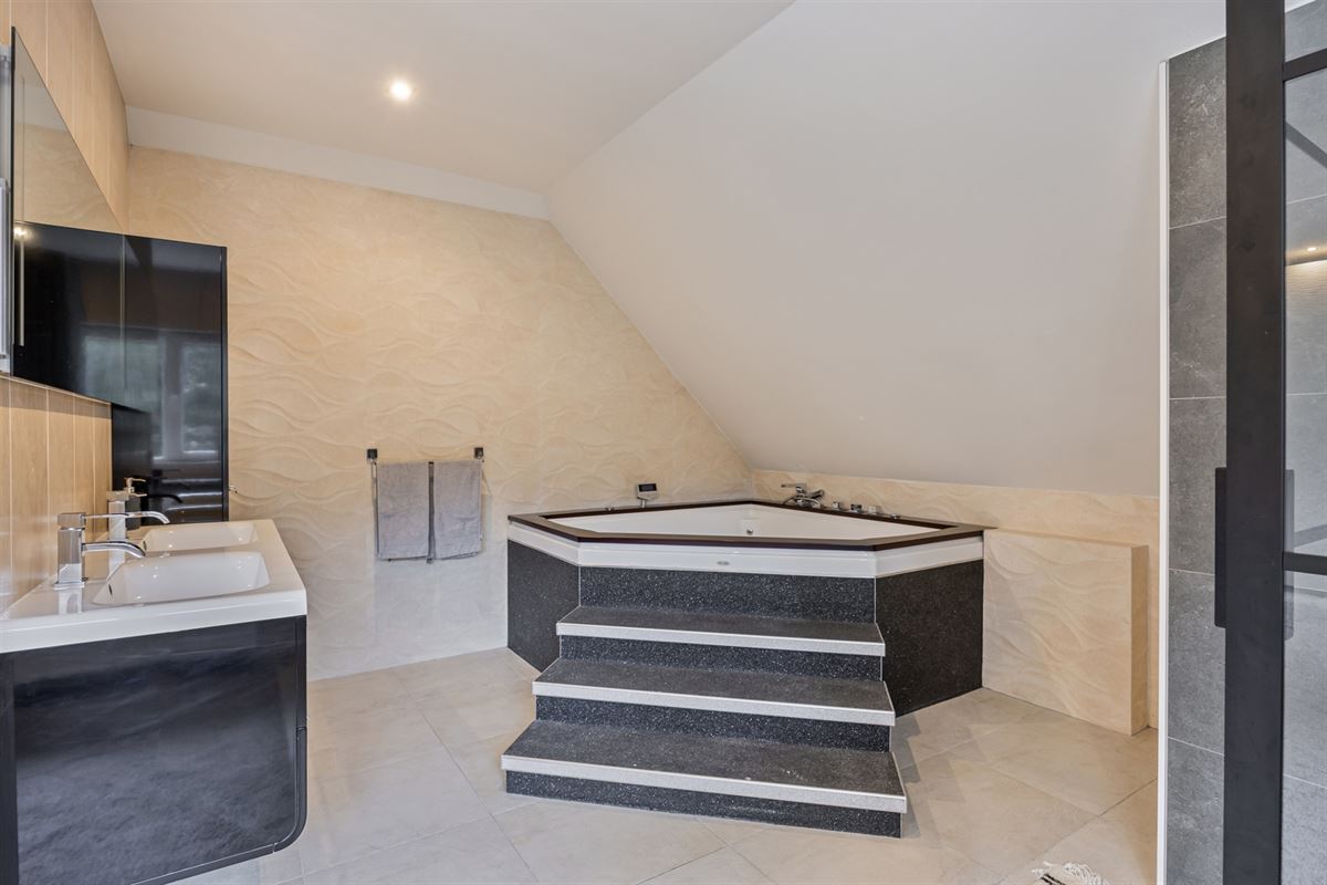 Bij NL grens residentiële villa met zwembad op 1.770 m²