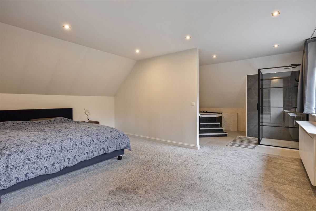 Bij NL grens residentiële villa met zwembad op 1.770 m²