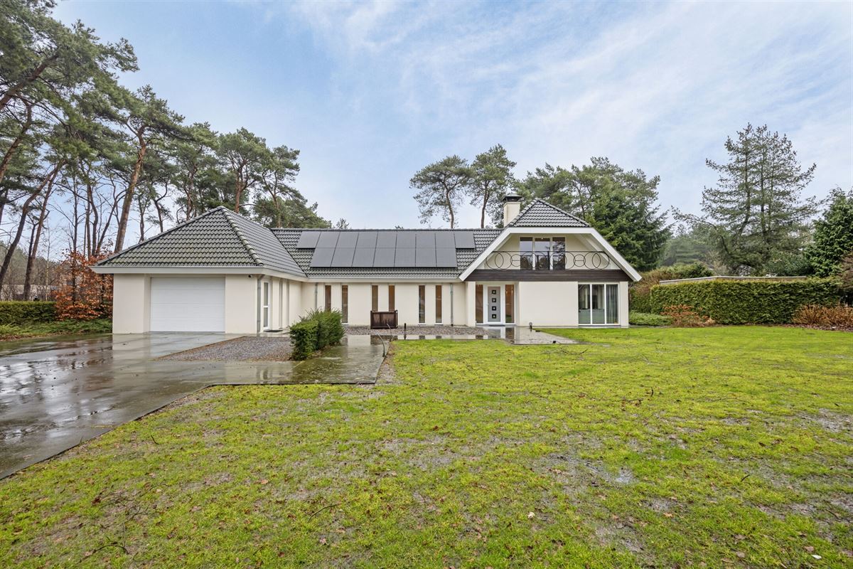 Bij NL grens residentiële villa met zwembad op 1.770 m²