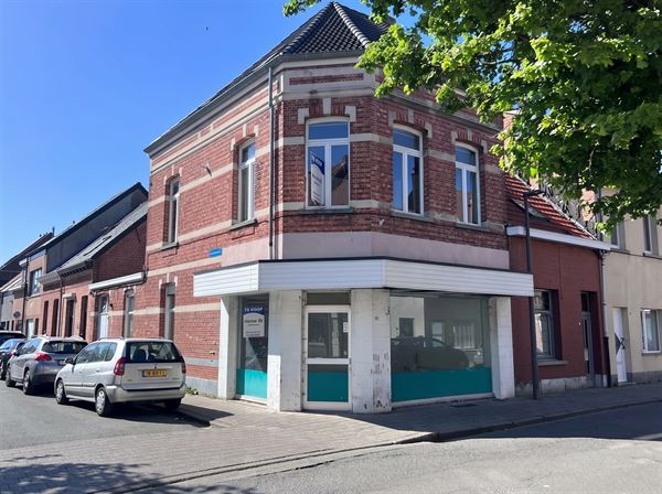 Commercieel pand vlakbij Zeshoek en Station