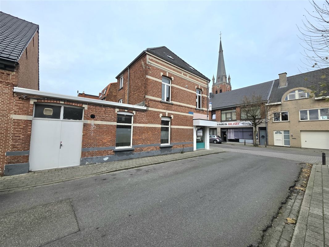 Commercieel pand vlakbij Zeshoek en Station