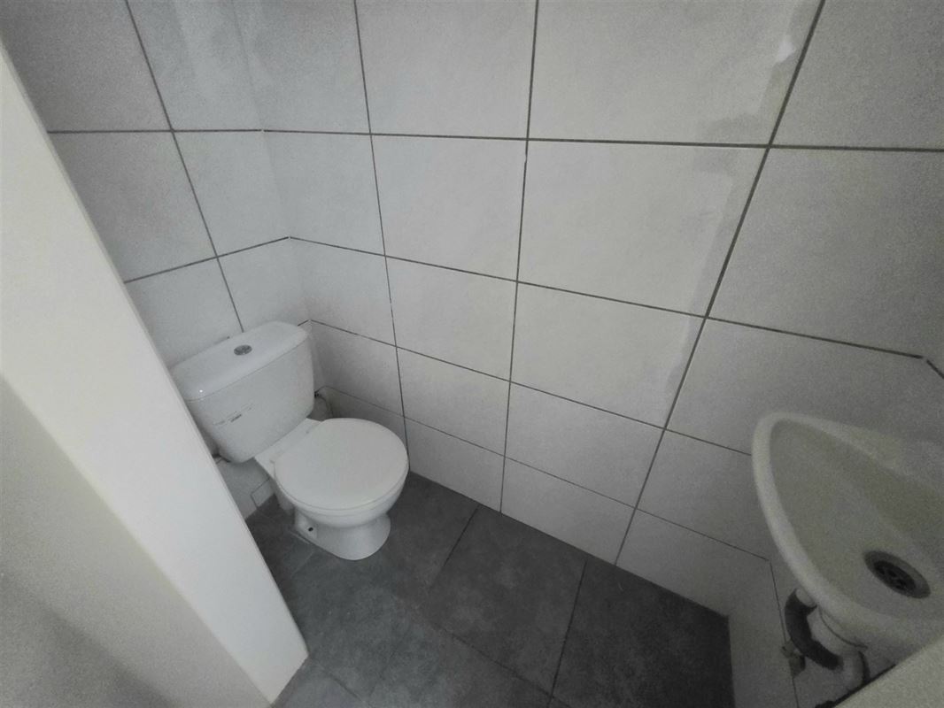 Commercieel pand vlakbij Zeshoek en Station