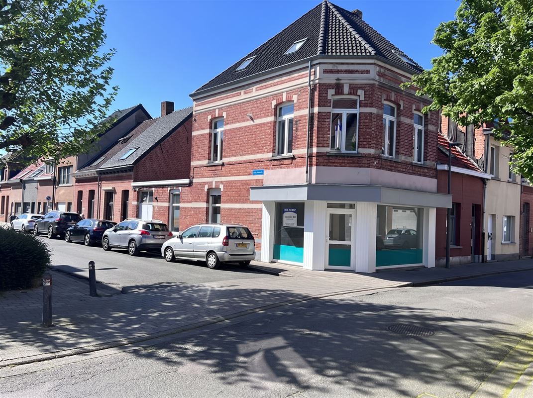Commercieel pand vlakbij Zeshoek en Station