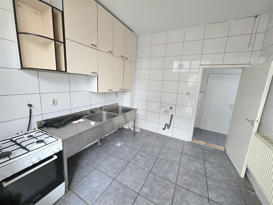 Commercieel pand vlakbij Zeshoek en Station