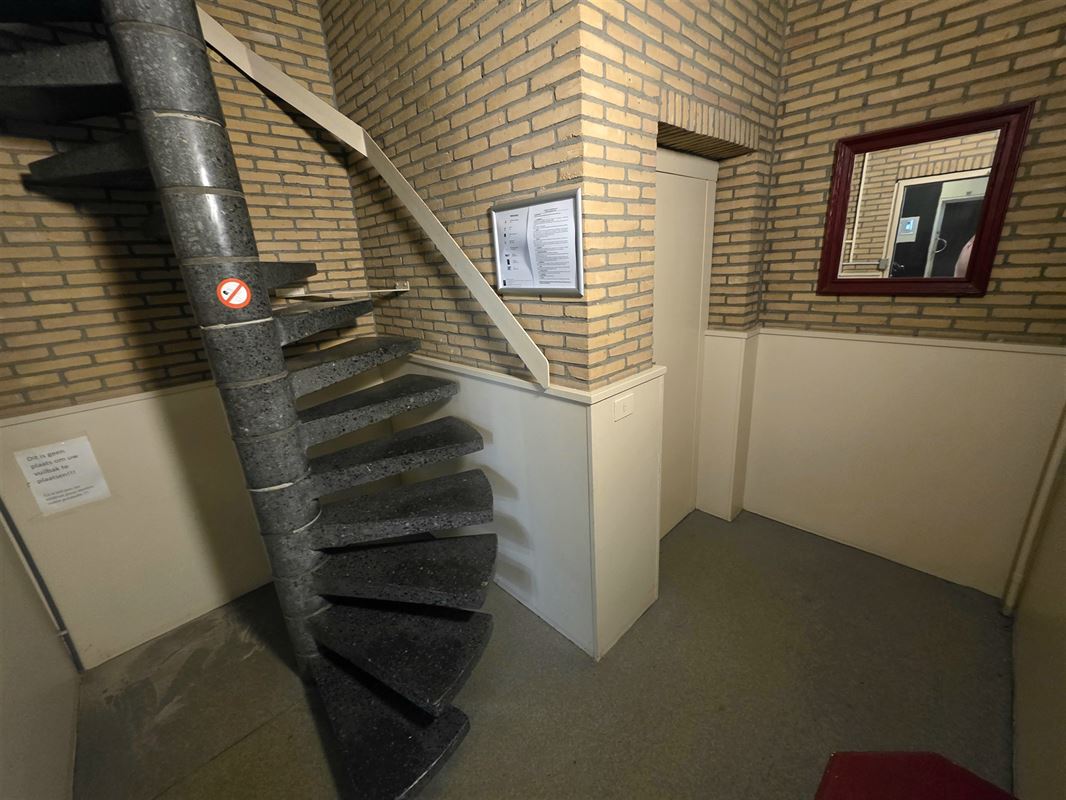 Ruim 2-slaapkamer appartement met overdekte garage.