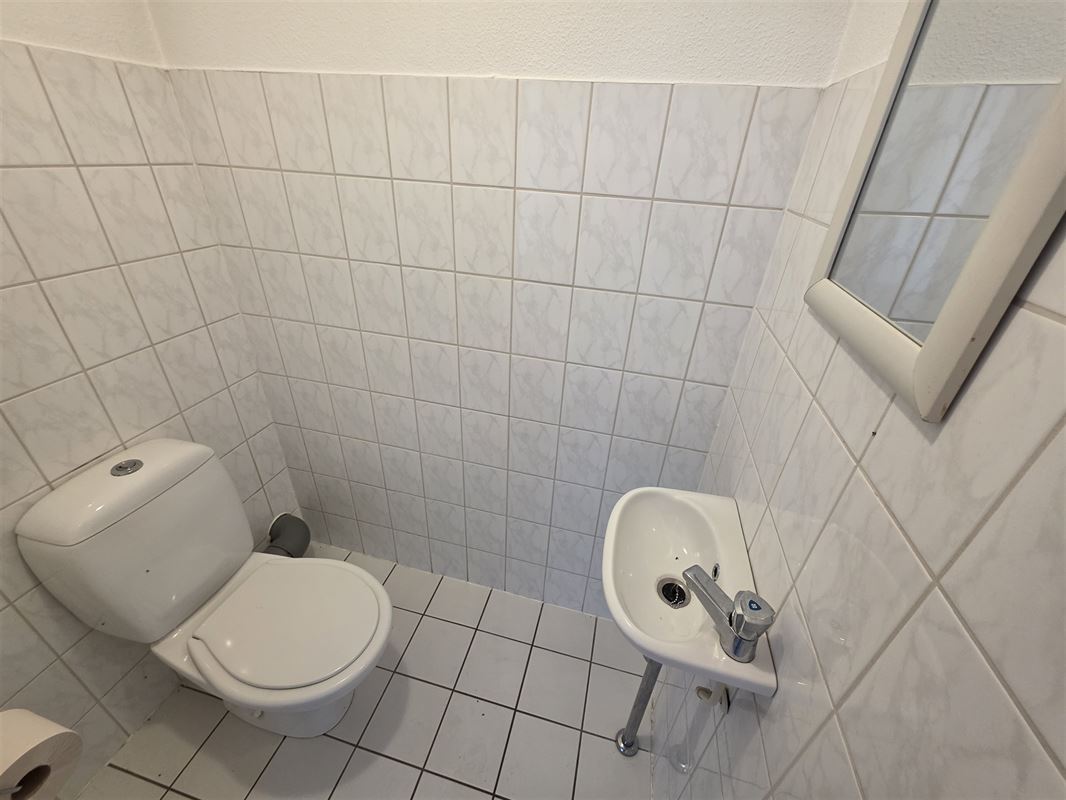 Ruim 2-slaapkamer appartement met overdekte garage.