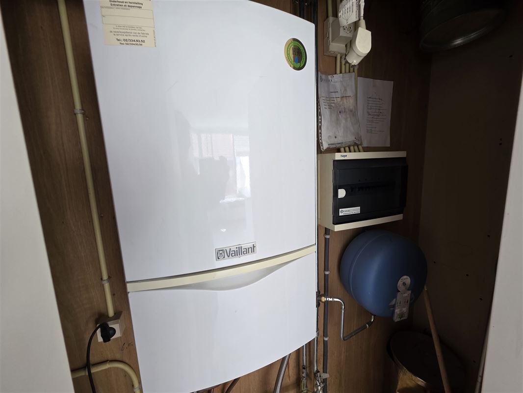 Ruim 2-slaapkamer appartement met overdekte garage.