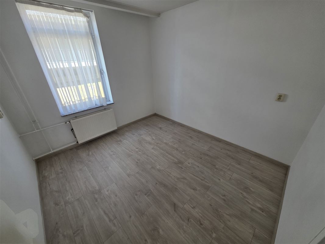 Ruim 2-slaapkamer appartement met overdekte garage.