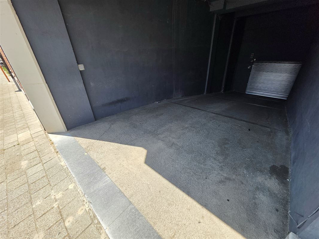 Ruim 2-slaapkamer appartement met overdekte garage.