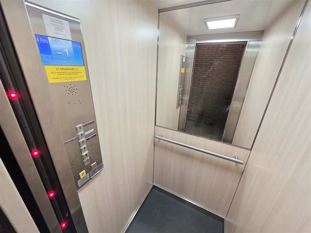 Ruim 2-slaapkamer appartement met overdekte garage.