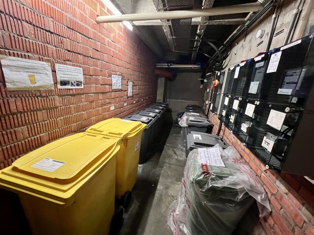 Ruim 2-slaapkamer appartement met overdekte garage.