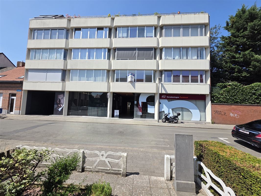 Ruim 2-slaapkamer appartement met overdekte garage.