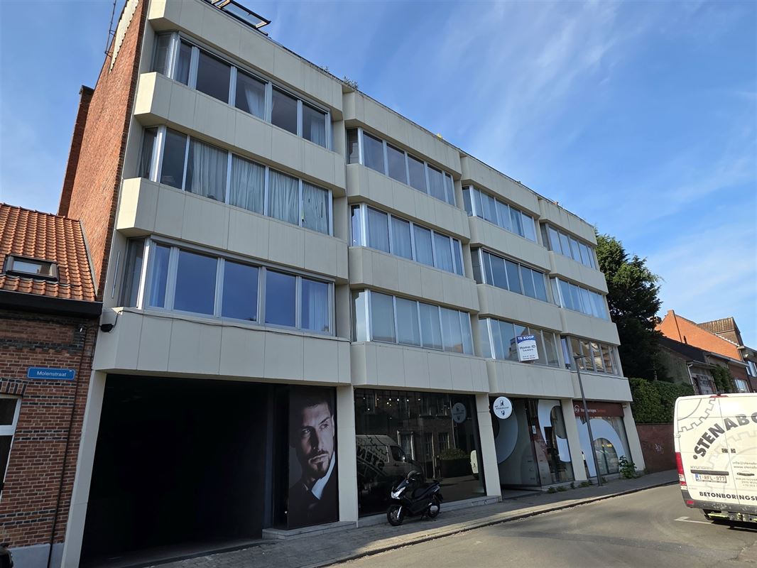 Ruim 2-slaapkamer appartement met overdekte garage.