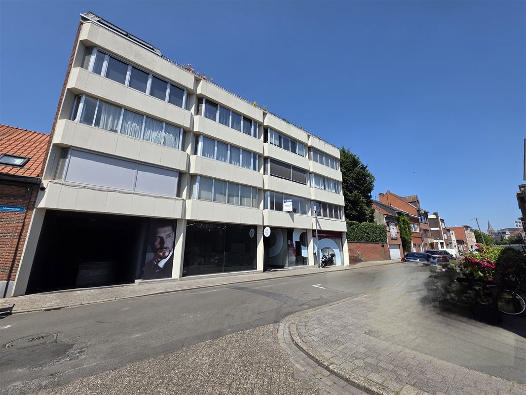 Ruim 2-slaapkamer appartement met overdekte garage.