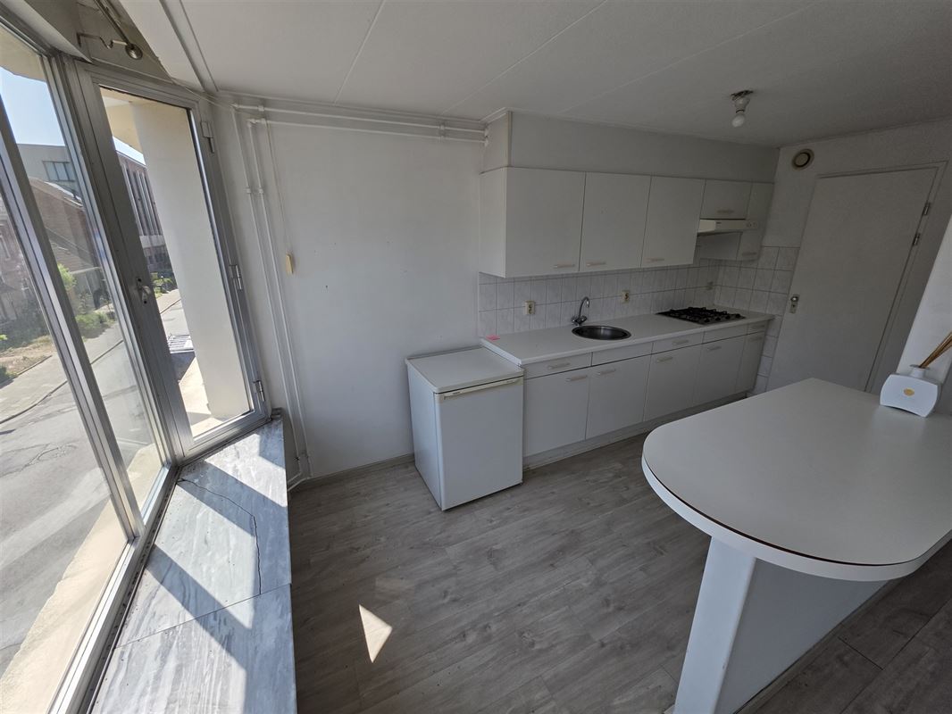 Ruim 2-slaapkamer appartement met overdekte garage.