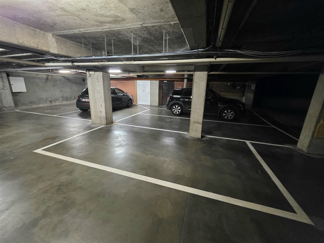 Ruim 2-slaapkamer appartement met overdekte garage.