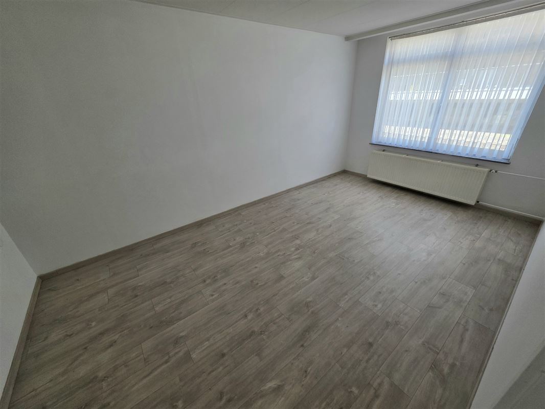 Ruim 2-slaapkamer appartement met overdekte garage.