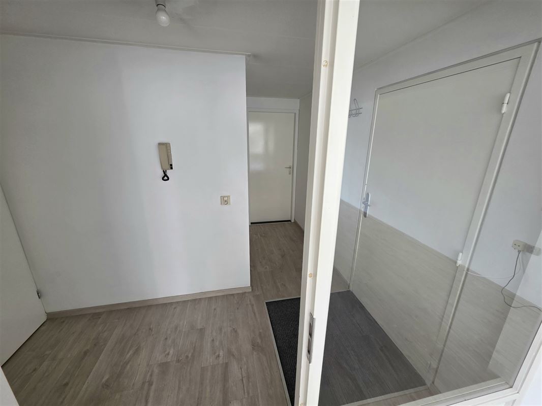 Ruim 2-slaapkamer appartement met overdekte garage.