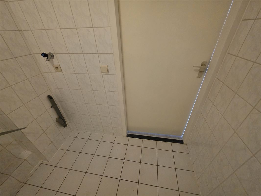 Ruim 2-slaapkamer appartement met overdekte garage.