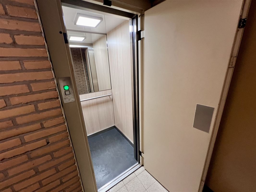 Ruim 2-slaapkamer appartement met overdekte garage.