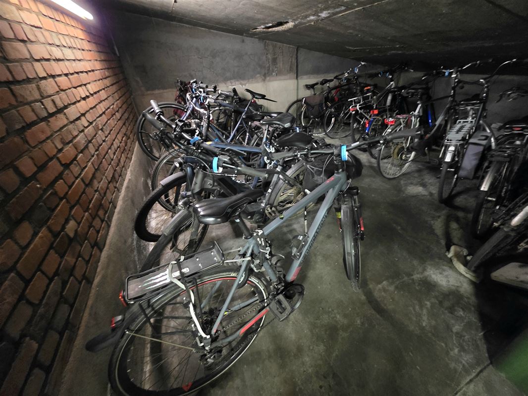 Ruim 2-slaapkamer appartement met overdekte garage.