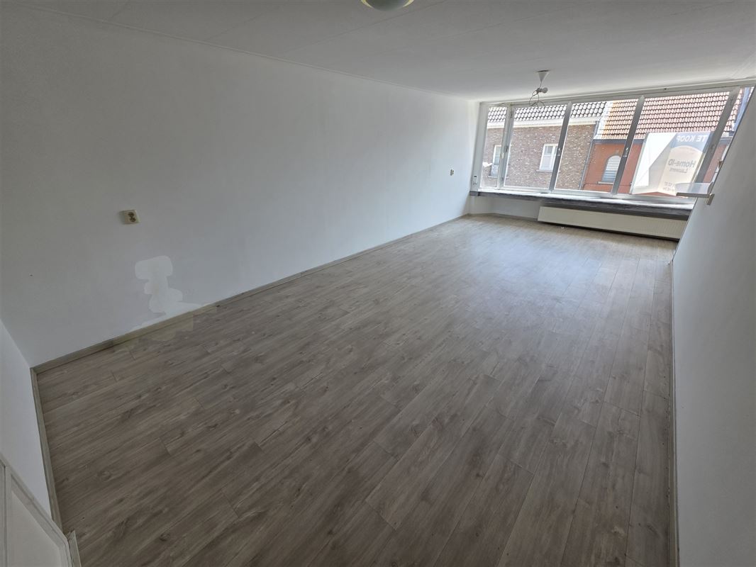 Ruim 2-slaapkamer appartement met overdekte garage.