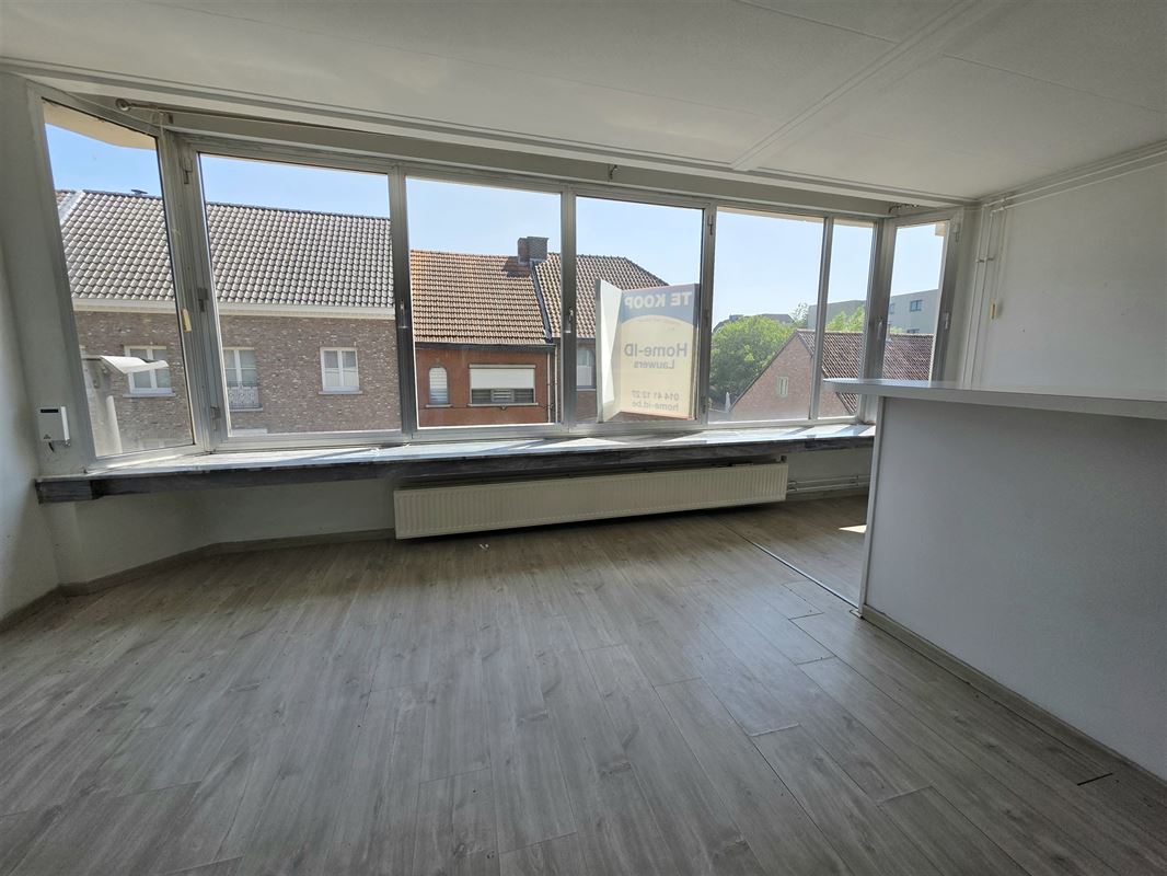 Ruim 2-slaapkamer appartement met overdekte garage.
