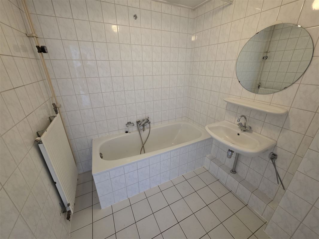 Ruim 2-slaapkamer appartement met overdekte garage.