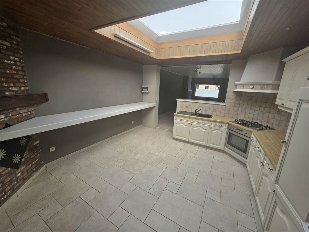 Burgerswoning met 2 à 3 slpks, parking en tuin met ingang