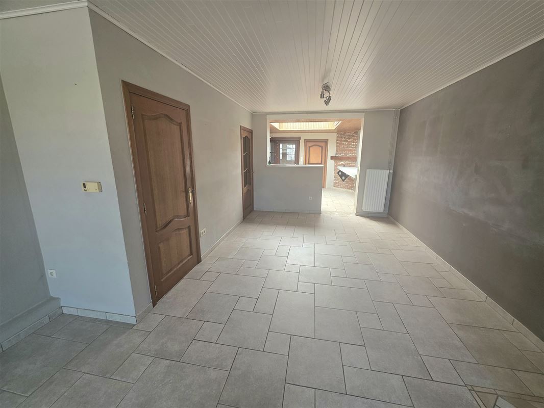 Burgerswoning met 2 à 3 slpks, parking en tuin met ingang