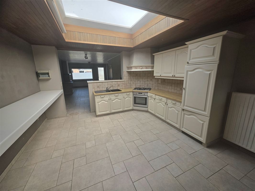 Burgerswoning met 2 à 3 slpks, parking en tuin met ingang