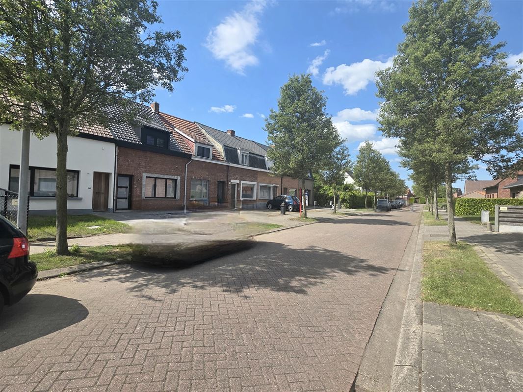Burgerswoning met 2 à 3 slpks, parking en tuin met ingang