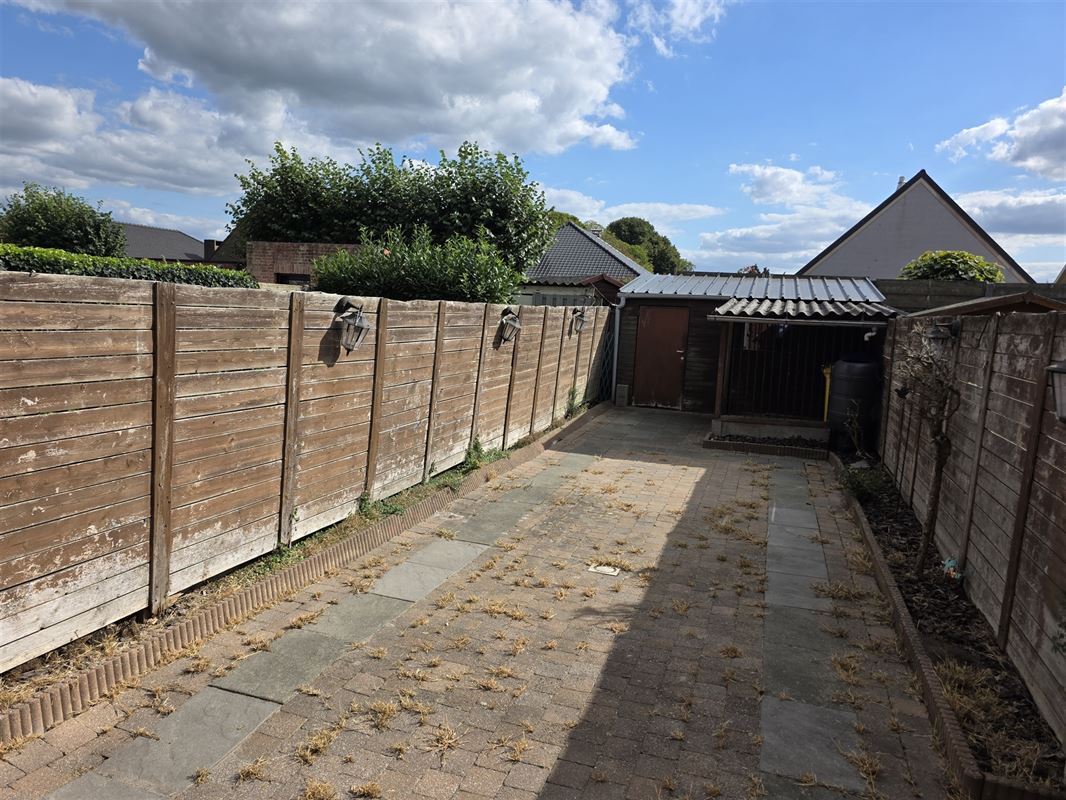 Burgerswoning met 2 à 3 slpks, parking en tuin met ingang