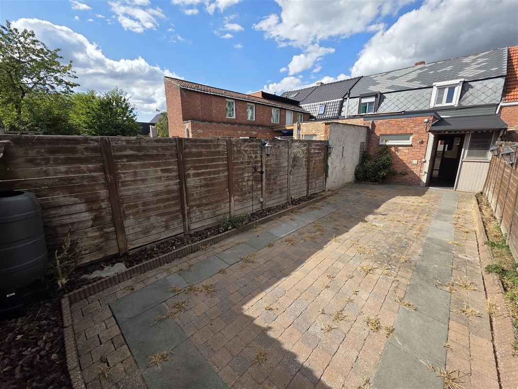 Burgerswoning met 2 à 3 slpks, parking en tuin met ingang